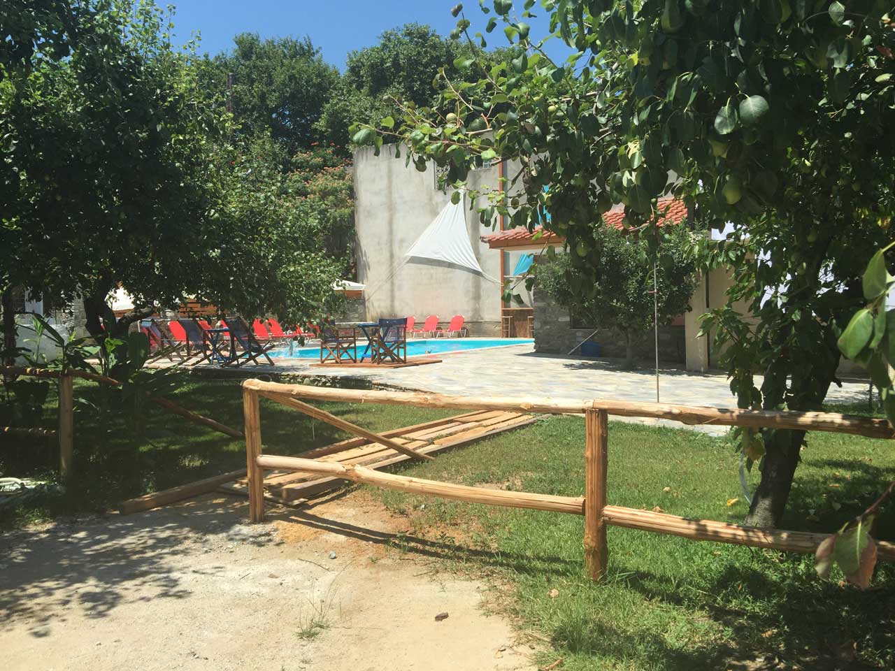 Ενοικιαζόμενα Κόκκινο Νερό Ξενώνας Καλυψώ